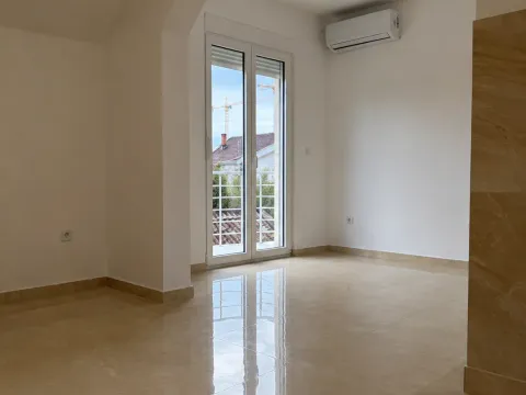 Rent, house, 337m², Stari Aerodrom, Podgorica - image 10