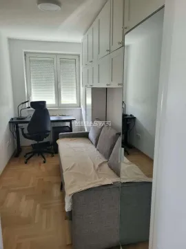 Manja spavaća soba sa krevetom, radnim stolom i ugradnim ormanom. - image 5