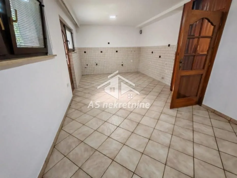 Izdavanje, kuća, 360m², Voždovac Sve Podlokacije, Beograd