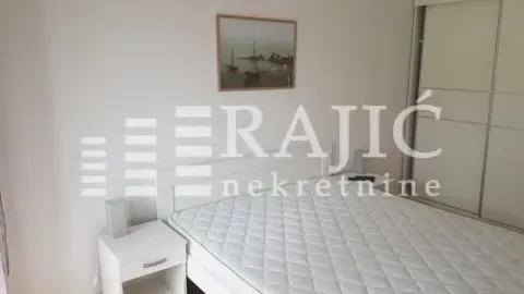 Furnished bedroom with a double bed and built-in wardrobe. - image 4
