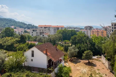 Pogled s visine na stambene objekte i okolna brda. - image 7