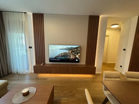 Dnevni boravak sa TV komodom i trpezarijom. - image 6