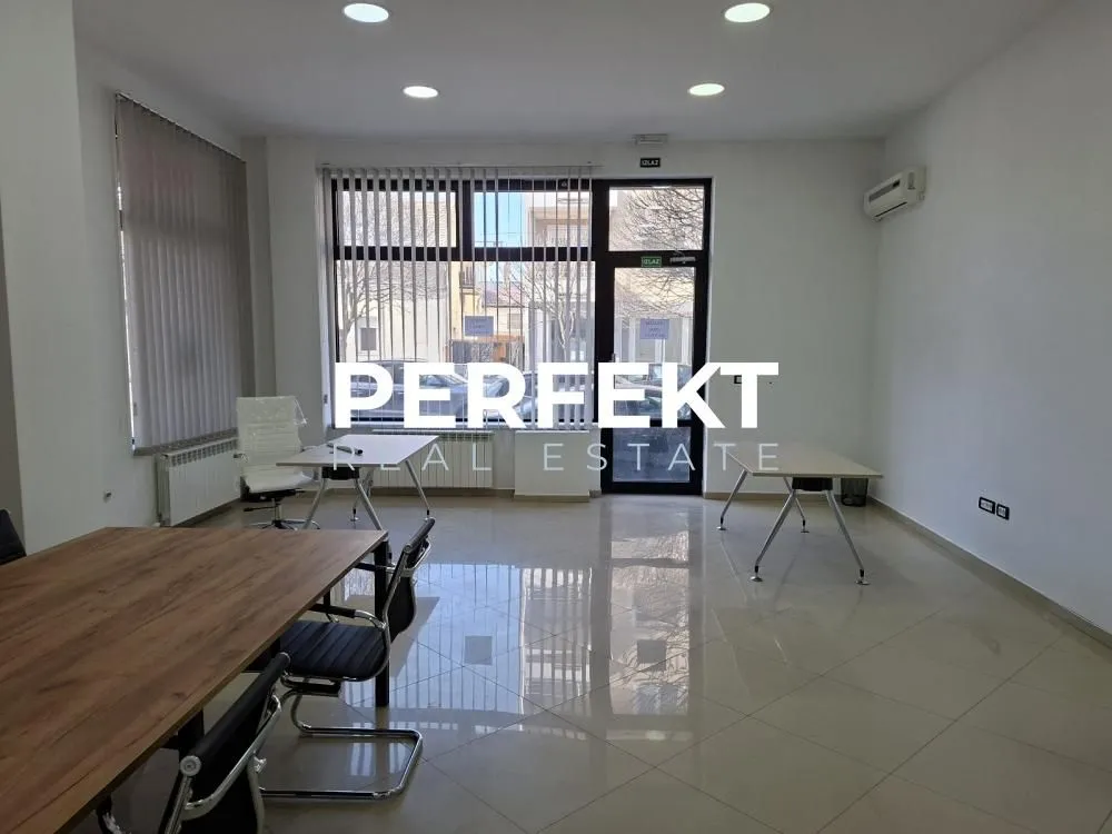 Izdavanje, poslovni prostor, 67m², Centar, Pančevo