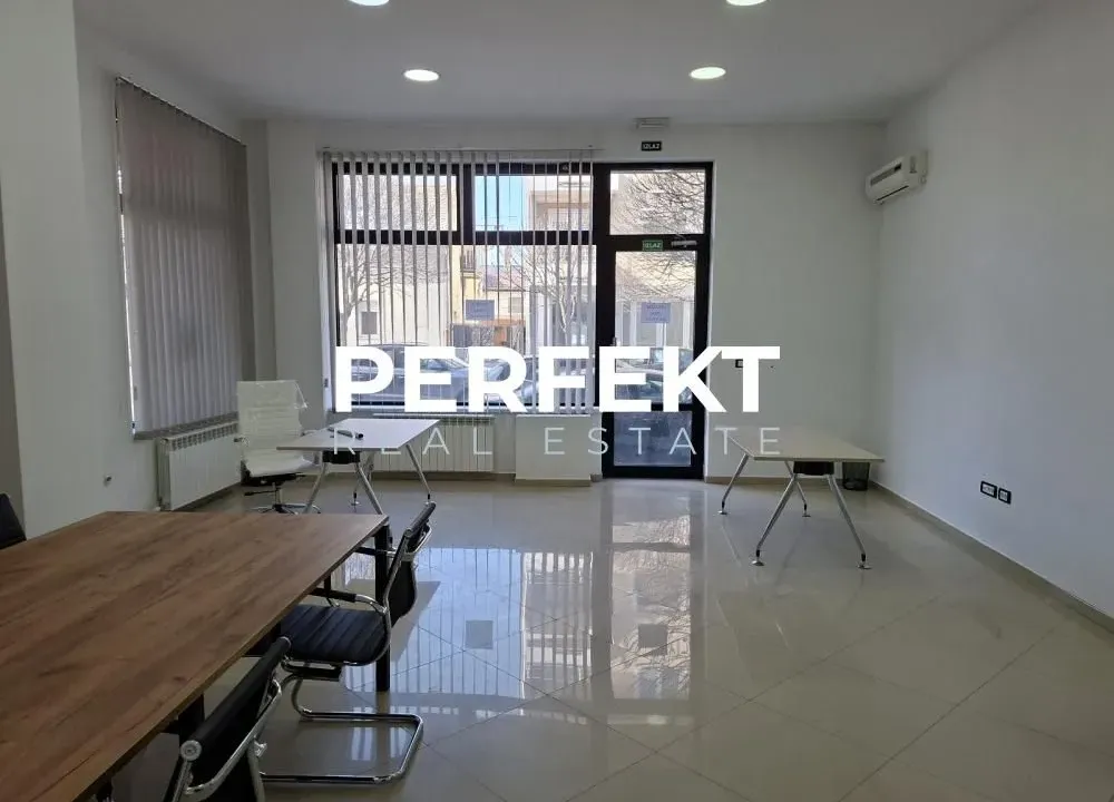 Izdavanje, poslovni prostor, 67m², Centar, Pančevo