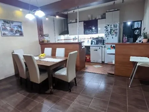 Kuća in Vojvode Vlahovica