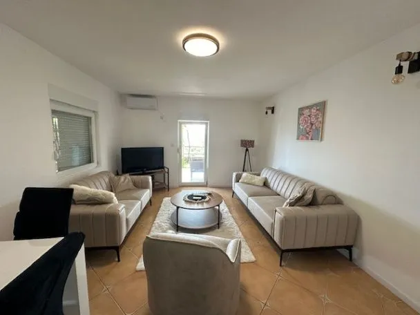 Izdavanje, dvosoban stan, 80m², Podi, Herceg Novi