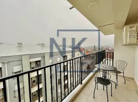 Natkriveni balkon sa garniturom za sjedenje i pogledom na naselje. - image 7