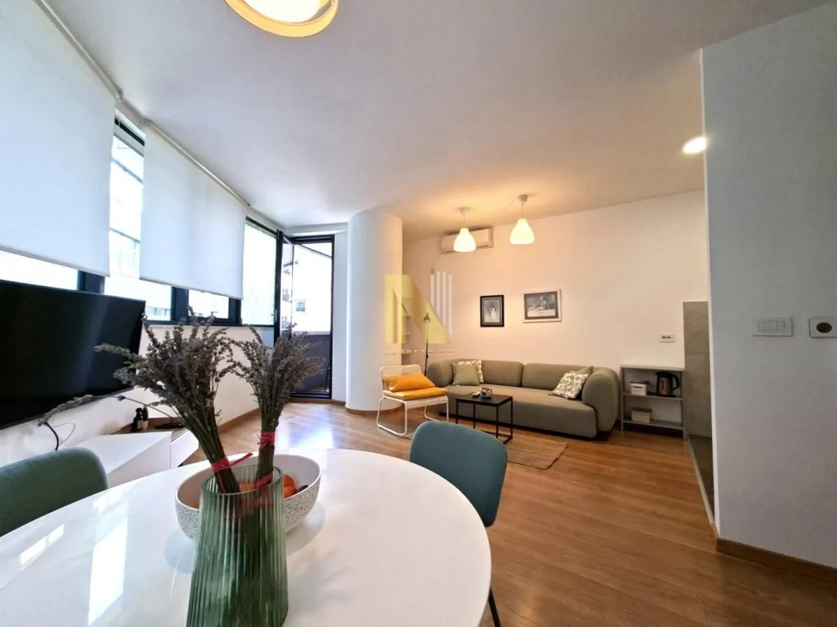 Izdavanje, dvosoban stan, 48m², Centar, Novi Sad