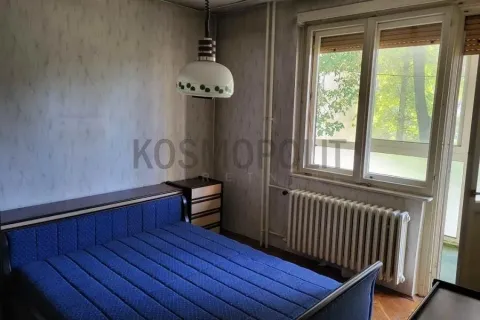 Spavaća soba sa plavim krevetom, prozorom i radijatorom. - image 6