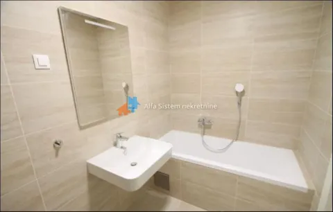 Kupatilo opremljeno umivaonikom, ogledalom i kadom sa tuš baterijom. - image 13