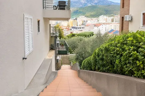 Spoljni prostor sa stepeništem i pogledom na grad i planine. - image 19