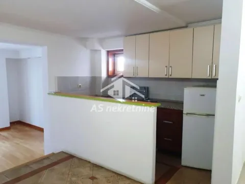 Small kitchen with a breakfast bar and basic units. - image 27