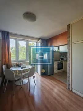 Trpezarija sa stolom i stolicama i pogledom na balkon. - image 5