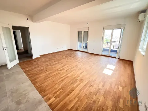 Prodaja, trosoban stan, 106m², Stari Aerodrom, Podgorica - image 2