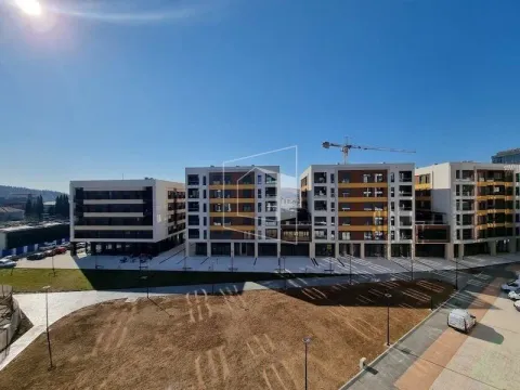 Pogled na moderne stambene zgrade i dvorište. - image 10