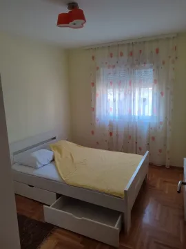 Jednostavna spavaća soba sa bijelim krevetom i drvenim podom. - image 6