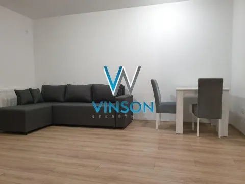 Dnevni boravak sa garniturom i trpezarijskim stolom sa stolicama. - image 3