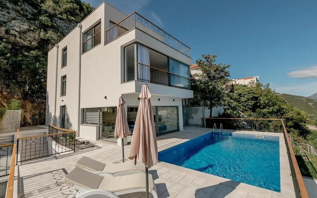 Prodaja, četvorosoban stan, 236m², Njivice, Herceg Novi