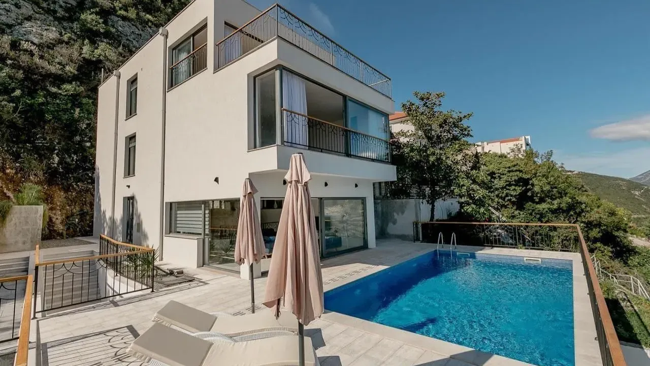 Sale, four bedroom apartment, 236m², Njivice, Herceg Novi