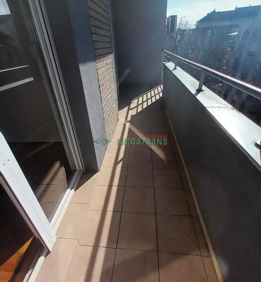Izdavanje, četvorosoban stan, 100m², Centar, Novi Sad