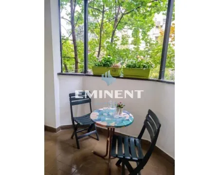 Manji zatvoreni balkon sa staklenim prozorima, okruglim stolom i dve stolice. - image 10