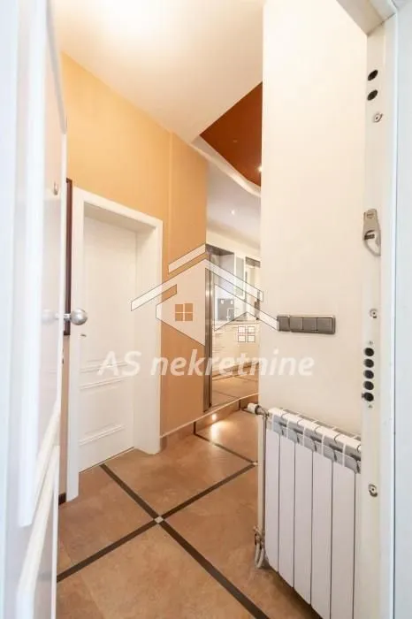 Izdavanje, četvorosoban stan, 140m², Obilićev Venac, Beograd