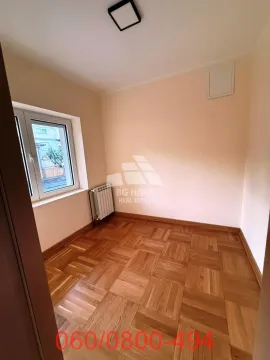 Prazna soba sa parketom i jednim prozorom. - image 9
