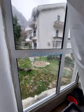 Pogled kroz prozor na okolne zgrade i dvorište. - image 11