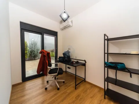 Izdavanje, kuća, 190m², Tološi, Podgorica - image 24