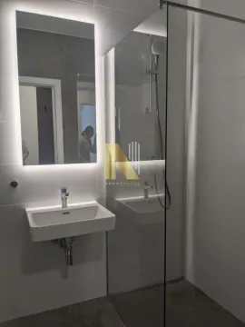 Moderno opremljeno kupatilo sa tuš kabinom i umivaonikom. - image 7