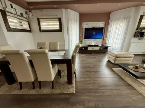 Prostrana dnevna soba sa trpezarijom i modernim nameštajem. - image 3