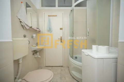 Manje kupatilo sa tuš kabinom, WC šoljom, umivaonikom i mašinom za veš. - image 10