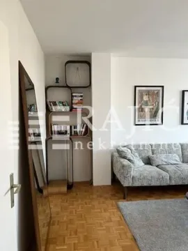 Dnevna soba sa garniturom, policama za knjige i ogledalom. - image 3