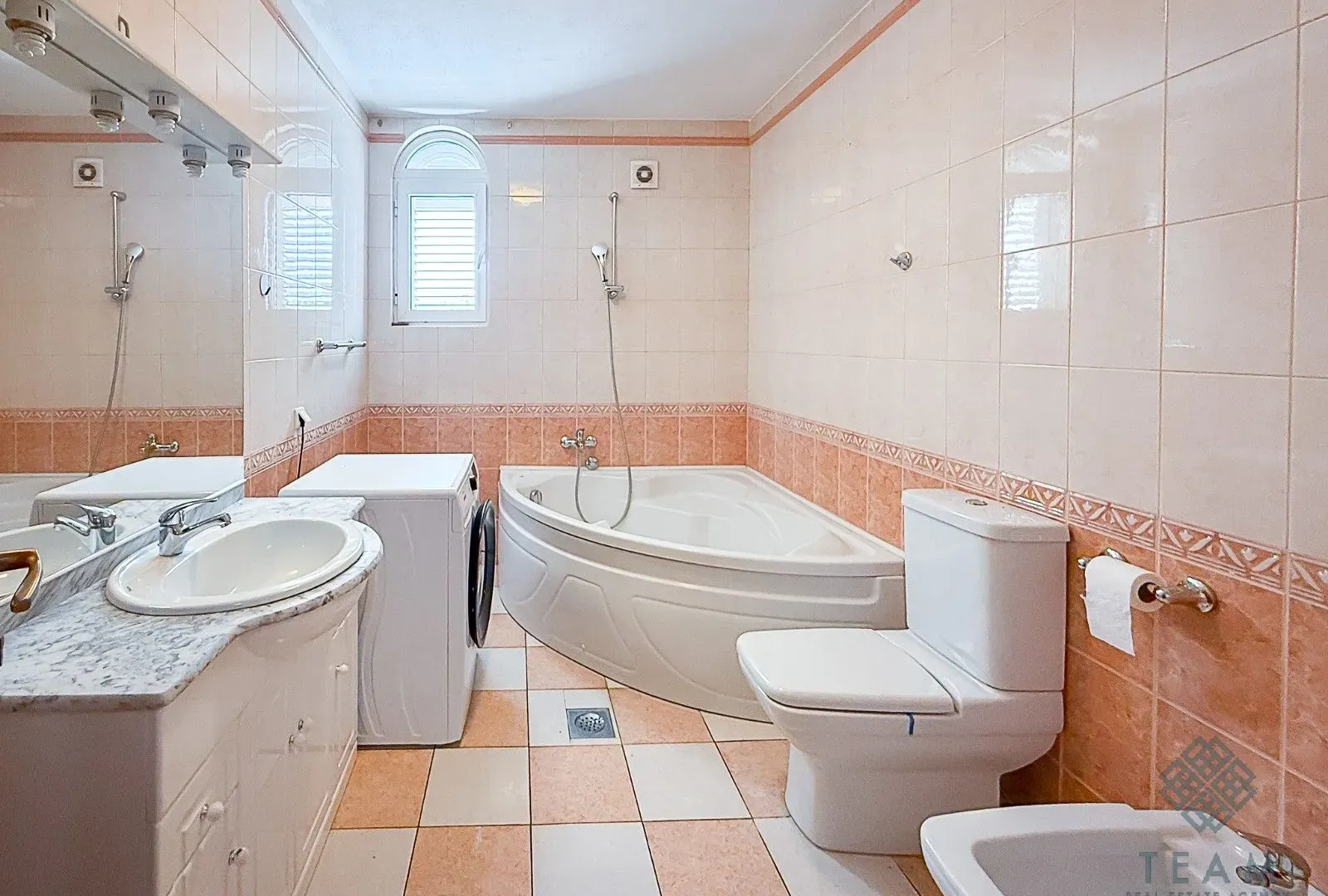 Rent, house, 400m², Zlatica, Podgorica