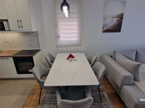 Izdavanje, dvosoban stan, 70m², Radanovići, Kotor - image 8