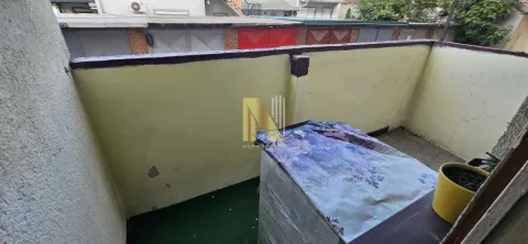 Manja terasa sa zidićem i pokrivenim stolom. - image 8