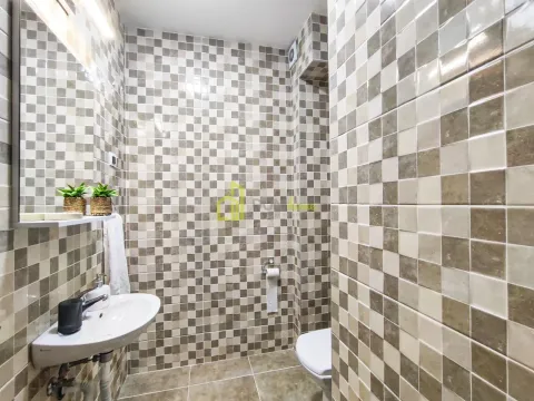Kupatilo obloženo keramičkim pločicama sa umivaonikom i WC šoljom. - image 13