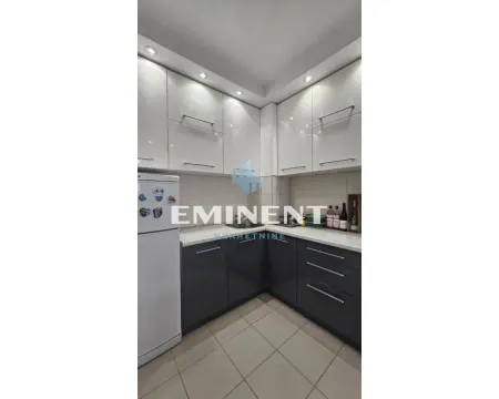 Manja kuhinja sa belim visećim elementima i tamnim donjim elementima. - image 7