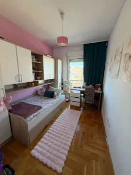 Dječija soba sa krevetom, garderoberom i radnim stolom pored prozora. - image 2