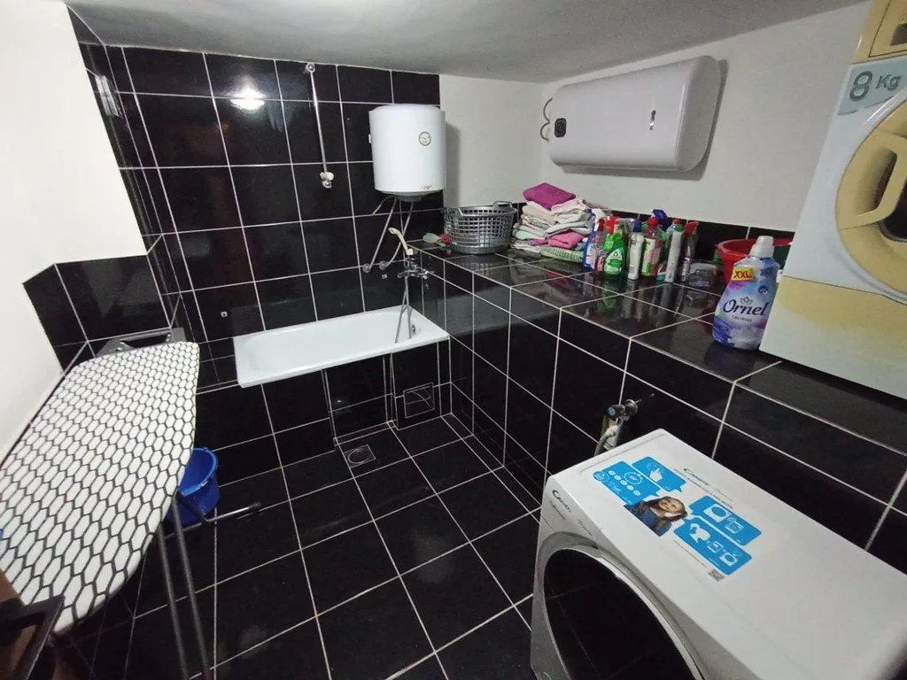 Izdavanje, kuća, 300m², Gorica C, Podgorica