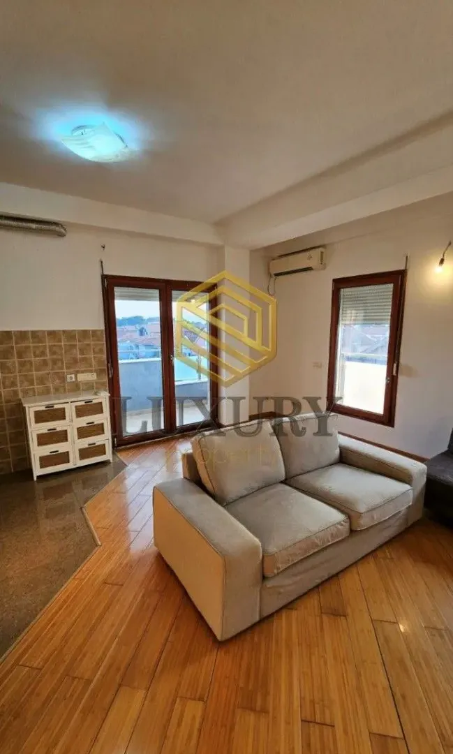Izdavanje, dvosoban stan, 64m², Stari Aerodrom, Podgorica