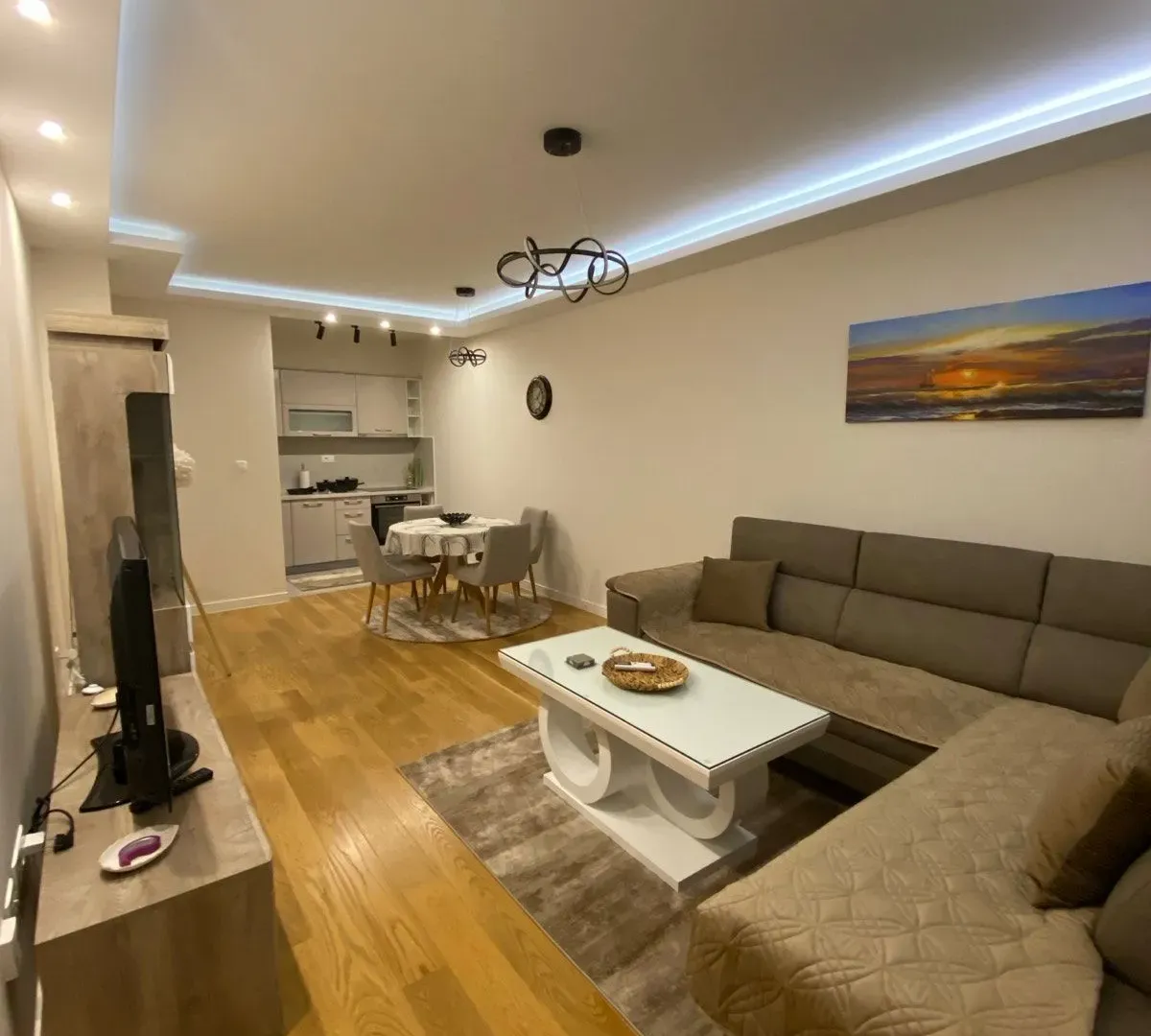 Izdavanje, jednosoban stan, 49m², Central Point, Podgorica