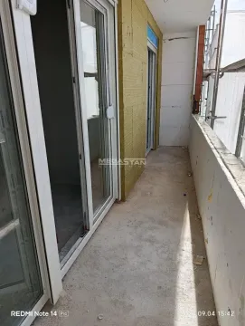 Nezavršen balkon sa kliznim balkonskim vratima na zgradi u izgradnji. - image 4