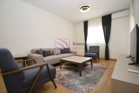 Dnevna soba sa garniturom, stočićem i televizorom. - image 5