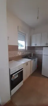 Manja kuhinja sa bijelim elementima i šporetom. - image 4