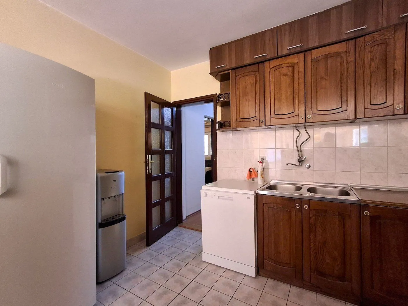 Izdavanje, kuća, 350m², Dahna, Podgorica