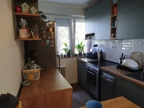 Manja opremljena kuhinja sa drvenim elementima i ugradnim uređajima. - image 3
