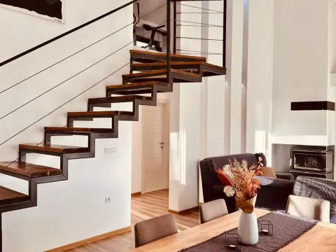 Izdavanje, stan, 130m², Tivat, Crna Gora - image 1