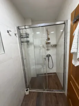 Moderno opremljeno kupatilo sa tuš kabinom. - image 8