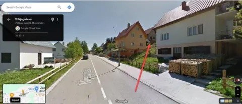 Pogled na ulicu i kuće u okolini nekretnine sa interfejsom mape. - image 2